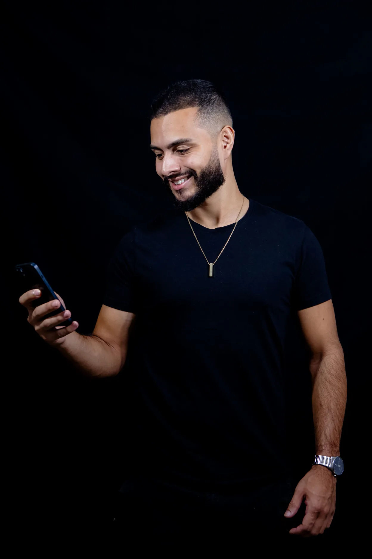 Lukas Henrike acompanhando resultados pelo celular